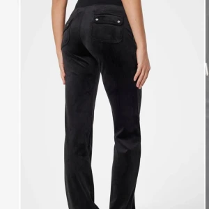 Svarta  juicy couture  - Snygga svarta mjukisbyxor i sammet med en bekväm passform. Byxorna har fickor och en dragsko i midjan för justerbar passform. Perfekta för en avslappnad stil. Dom är i ett fint skick och har använts sällan!❤️obs! Metallgrejerna i snörena saknas!