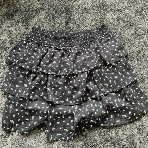 Svart blommig volangkjol - Säljer en söt blommig volangkjol från H&M, storlek L, säljer för 60💗