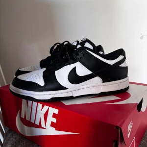 Nike Dunks Low - Svart vita nike dunks köptes i januari endast använda 1 gång då jag köpt nya i större storlek.