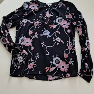 Dea Kudibal siden  - Siden blus från känd tillverkaren. Mycket bra skick. 