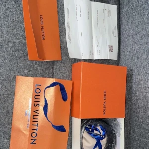 Brunt bälte från Louis Vuitton - Säljer ett stilrent brunt bälte från Louis Vuitton med det klassiska LV-mönstret. Bältet kommer i originalförpackning med tillhörande kvitto och presentpåse. Perfekt för att ge en lyxig touch till din outfit.