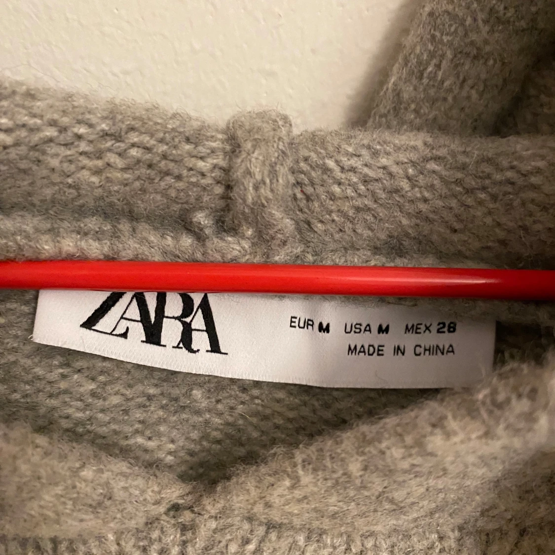 Grå stickad hoodie från Zara - 2