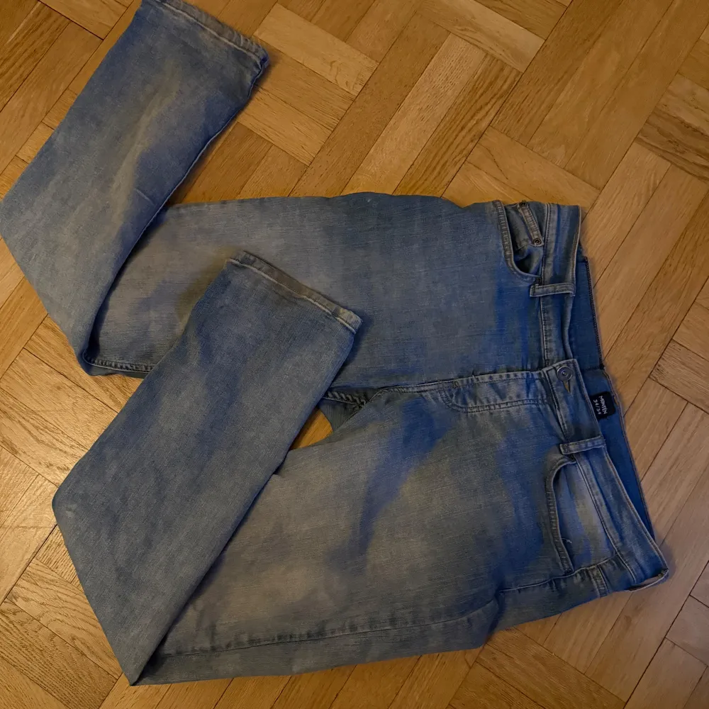 Snygga blå jeans från Monten med en klassisk femficksdesign. De har en ljus tvätt och raka ben, perfekt för en avslappnad stil. Jeansen har en knappgylf och bälteshällor.. Farkut & Housut.