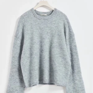 Grå stickad tröja - Säljer denna fina grå stickade tröjan från Gina tricot i storlek S❣️Den har använts ganska mycket men är i bra skick! Säljer den pga att den inte kommer till användning längre😍Skriv privat vid frågor eller för fler bilder!