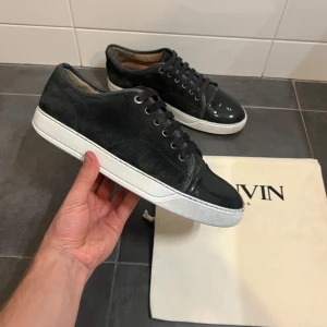 Lanvin  - Tja! Säljer nu dessa skit snygga och stilrena lanvinsen!! Skick 8/10 tecken på användning finns! Färg grå! Storlek UK 8 passar dig som har storlek 43🙌 Om du har några frågor eller funderingar är det bara att höra av sig🙌🙌