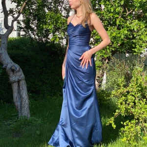 Mörkblå balklänning - En superfin balklänning från JJs house. Har endast använts en gång och jag älskade den. Tveka inte med att fråga frågor! 🌸