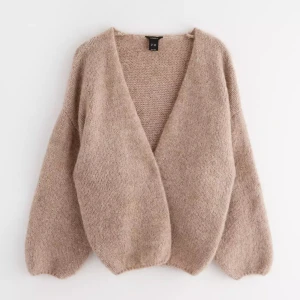 Beige stickad kofta från Lindex  - helt ny kofta från Lindex. Trendig och fin. skriv för egna bilder. Inga defekter eller nåt. Tvättad 1 gång men inget knott eller nåt, helt som ny! 