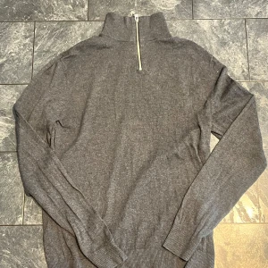 Jack and jones grå halv zip - Säljer en jack and jones halv zip. Använd typ tre gånger annars bara legat i garderoben.