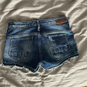 Lågmidjade jeansshorts  - Lågmidjade jeansshorts från G-star.  Storlek W24. Skriv om du har frågor eller vill ha fler bilder💕 (pris kan diskuteras vid snabb affär!)