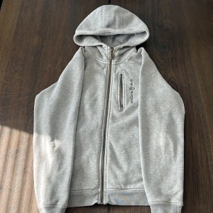 Grå hoodie från sailracing  - Sailracing tröja o okej skick. Inga skador eller nått liknande. 