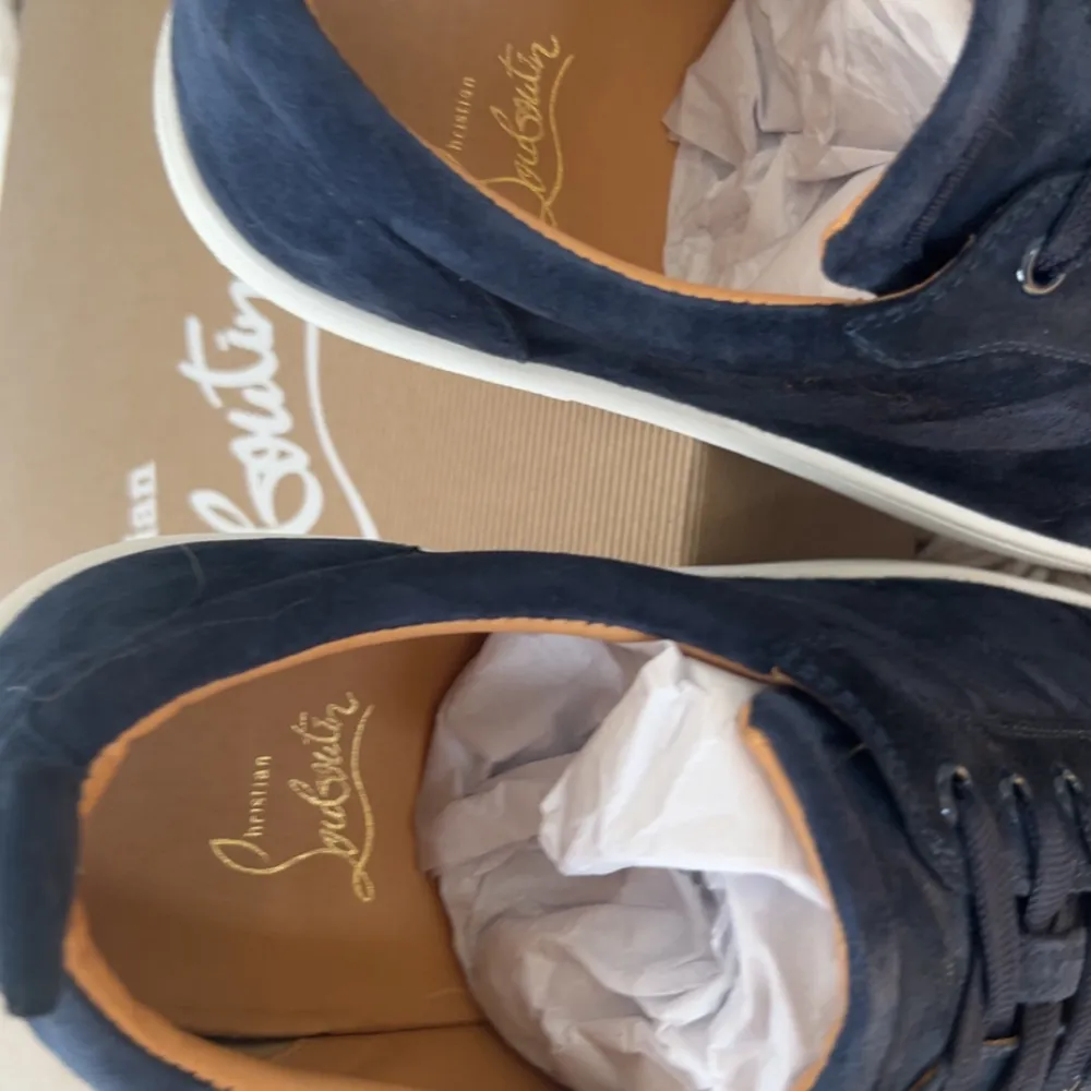 Sjukt fräna Louboutin pjucks, i fantastiskt skick. Har använt dom ett par gången🤩 Det som ingår: 2 dustbags dom är lite missfärgade, 1 extra par snöre, extra nitar, och såklart boxen!♣️ Storlek 45! Priset är ej hugget i sten🫶. Kengät.
