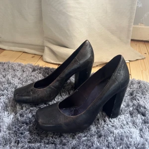 Svarta pumps från Vagabond - Snygga svarta pumps från Vagabond med klack och rundad tå. Perfekta för en stilren look. Tillverkade i skinn för en elegant finish.
