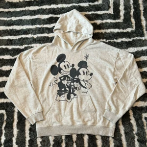 Saint Michael - Mickey hoodie - Grå hoodie från Saint Michael Cho - Mickey & Minnie print. Storlek S men passar som M. French terry på insidan, 100% cotton