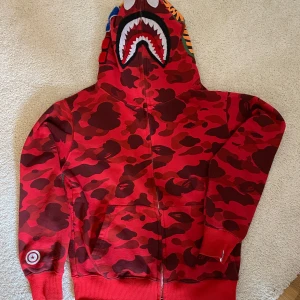 Bape Hoodie (Äkta) - Säljer en cool röd Bape hoodie. Säljaren sa den var äkta. 