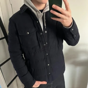 Ralph lauren quiltad jacka - Säljer en svart quiltad jacka från Polo Ralph Lauren i grymt skick⭐️Jackan passar perfekt nu till hösten å vintern👍NYPRIS= 6000kr!🤝Storlek M passar M! Hör gärna av er om ni har funderingar🙌