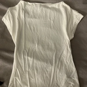 Vit topp med öppen rygg från Shein - Säljer en stilren vit topp från Shein med korta ärmar och en snygg öppen rygg. Perfekt för varma dagar eller som en del av en lager-på-lager-look. Toppen är tillverkad i ett mjukt och bekvämt material. Aldrig använd💞