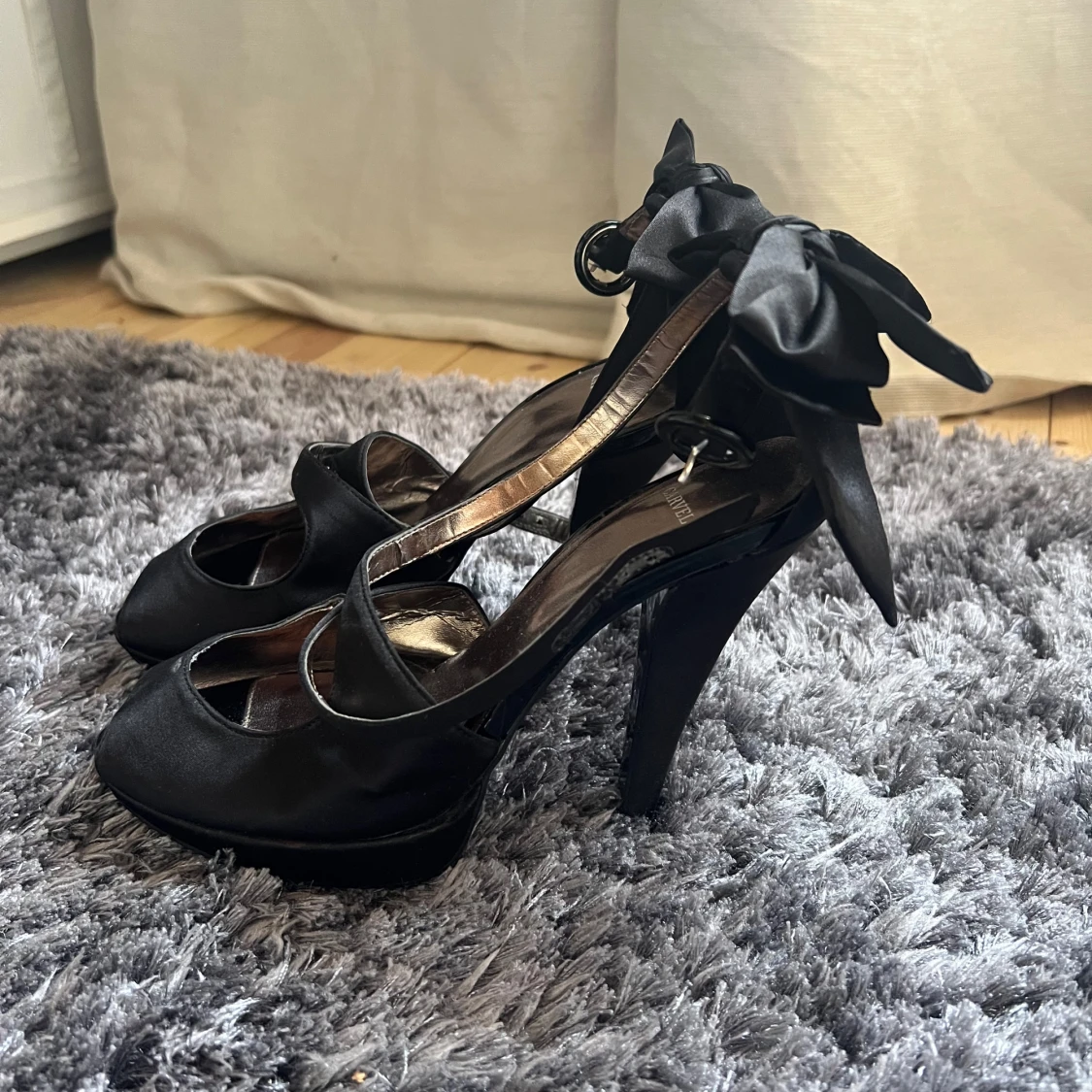 Svarta klackskor med rosett från Carvela - 1