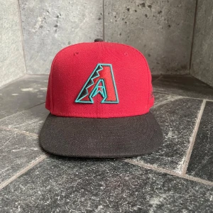 New era 59fifty keps  - Säljer min 59fifty keps (Arizona Diamondsback) då den var för stor. Riktigt snygg, otroligt skick och inköpspris 599kr. storlek 7 3/8 (58.7 cm). Bara att höra av sig, priset är ej hugget i sten!