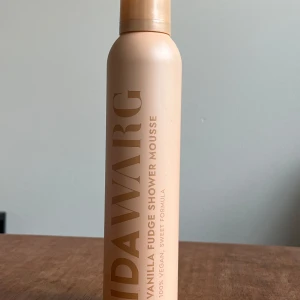 Ida Warg Vanilla Fudge Shower Mousse - Oanvänd. Lyxig duschmousse med doft av vaniljfudge från Ida Warg. 100% vegansk och söt formula som ger en härlig duschupplevelse. Perfekt för att skämma bort dig själv i duschen.