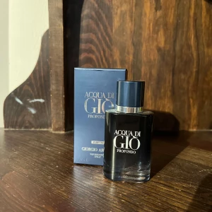 Acqua di Giò Profondo Parfym - Säljer en elegant och fräsch parfym, Acqua di Giò Profondo från Giorgio Armani. Flaskan är stilren med en mörkblå ton och silverdetaljer. Förpackningen är matchande i mörkblått med guldtext. Perfekt för den som söker en sofistikerad doft. Gör inga byten