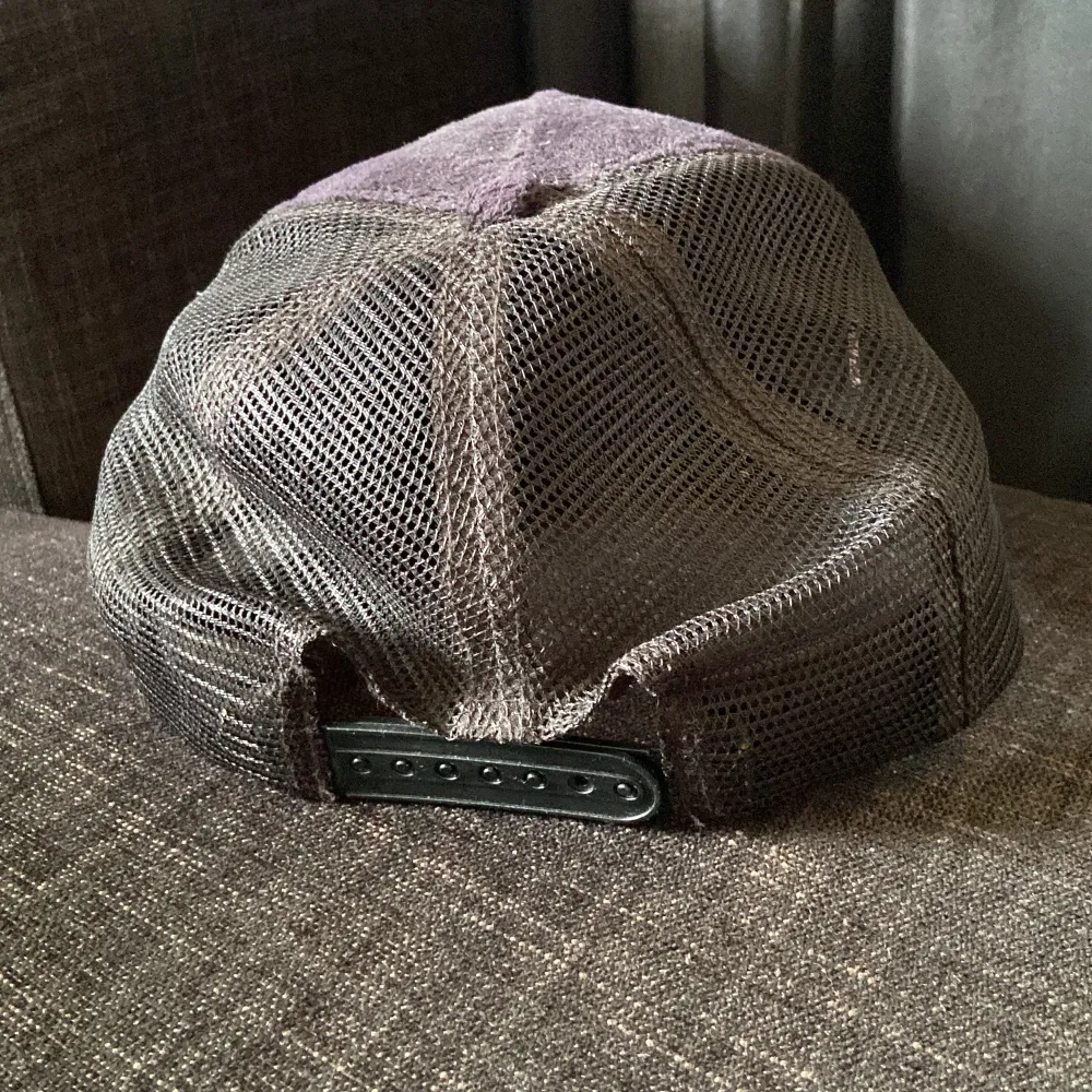 Snygg svart keps från Emilio Pendeza med ett retro foto på framsidan. Kepsen har ett nätmaterial på baksidan och justerbar rem för perfekt passform. Perfekt för en avslappnad stil.. Asusteet.