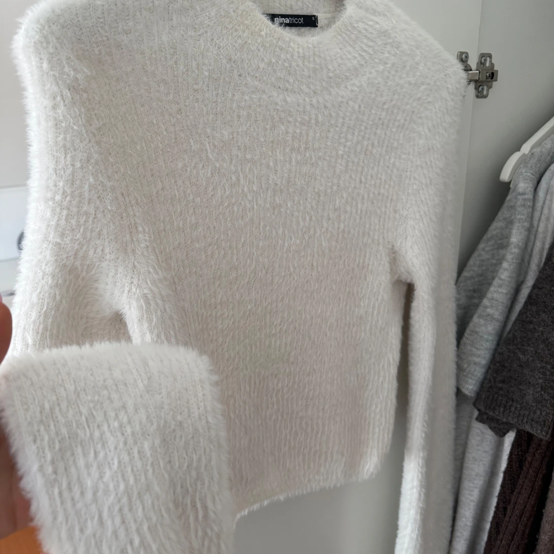 Vit fluffig tröja från Gina Tricot - 2