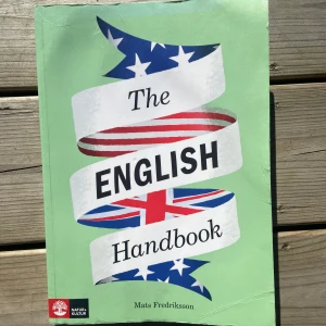 The English Handbook - Säljer 'The English Handbook' av Mats Fredriksson, utgiven av Natur & Kultur. Sliten och riktigt använd, köpt secondhand och använd under 1 kurs. Funkar toppen fast den är vattenskadad och klottrad i. Nypris 348kr 📚