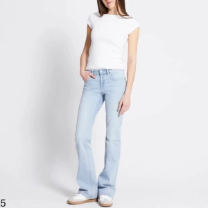 Lågmidjade jeans - Säljer dessa lågmidjade ljusblåa jeansen från lager 157, endast testade med prislappen kvar! Dom är storlek tall/xs och de är lite för långa på mig som är 164