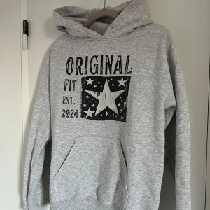 Scndi Hoodie  - Säljer en hoodie från märket SCNDI köpt för 899. Hoodien är i mycket bra skick och funkar perfekt nu när det börjar bli varmare. Skriv vid intresse!