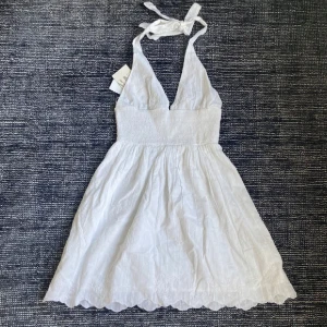 Vit klänning - Superfin vit klänning från Zara. Inga defekter och i toppen skick 🫶