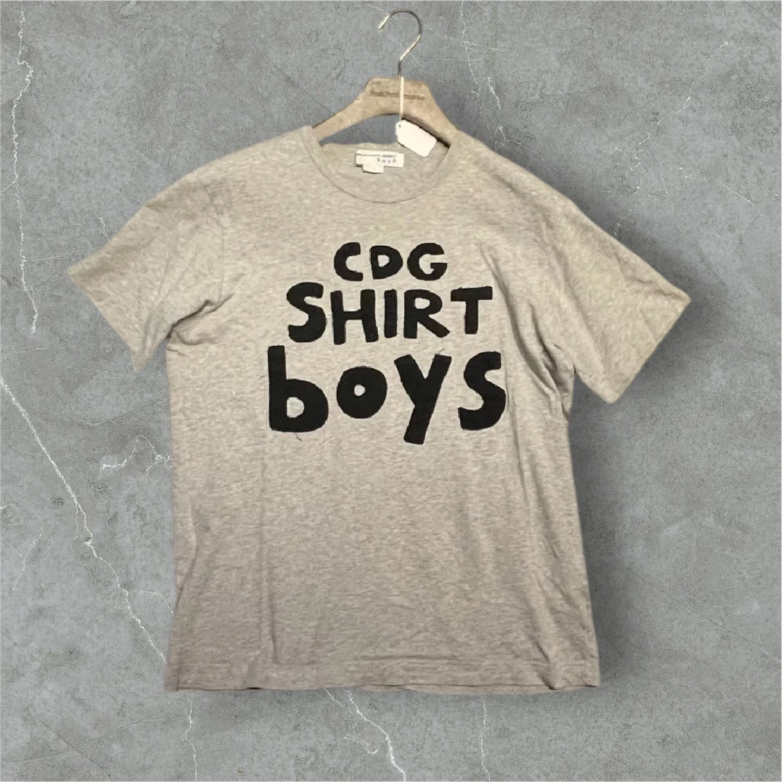 Grå t-shirt med tryck från CDG