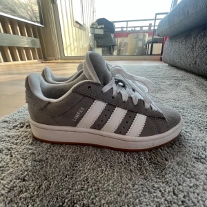 Grå Adidas Campus sneakers - Fina gråa adidas campus 35 i storlek,använt 1 gång och är gott skick.
