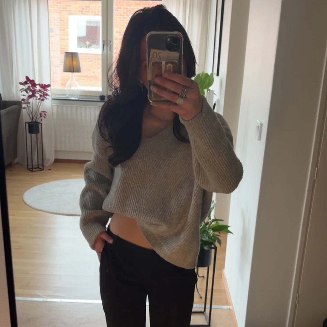 Grå stickad tröja med v-ringning