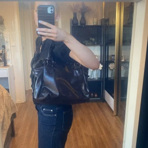 brun läder väska med detaljer  - Såå snygg, helt ny🌻