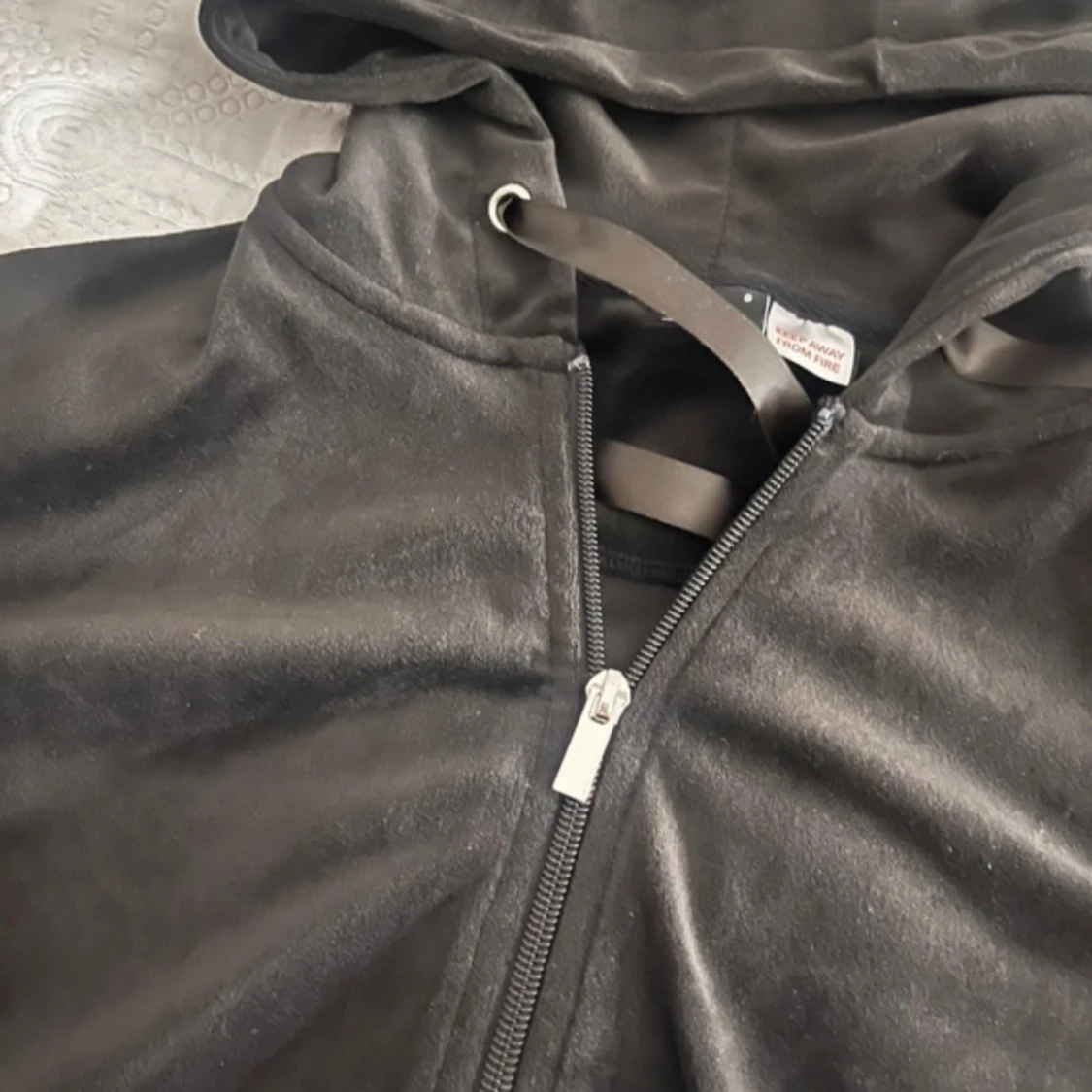 Svart hoodie med dragkedja från Gina - 1