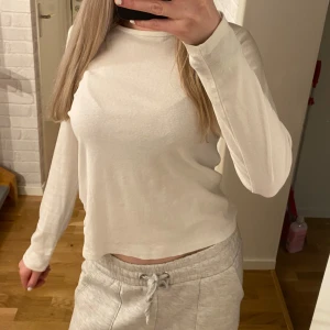 Vit långärmad tröja  - Säljer en enkel och stilren vit långärmad tröja från Lager 157. Perfekt för en avslappnad look. Tröjan har en rund halsringning och är gjord i ett mjukt material.