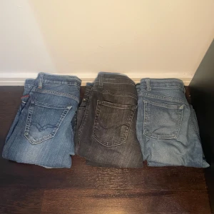 Tre par jeans  - Köp inte här, kolla annonserna högre upp!!      Säljer tre par jeans i olika färger. Vill bara bli av med dessa par så därför ger jag dem för ett riktigt bra pris. Dm för fler bilder. 400kr för alla tre paren. Priset kan diskuteras vid snabb affär!                    Replay st 12A -:200kr                                                                     Jack n jones st 12A -:100kr                                                 Levi’s 14A -:150kr
