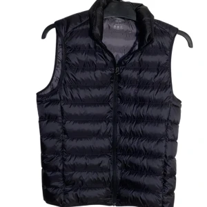 Svart Uniqlo Väst - Säljer just nu denna stilrena svarta Uniqlo-väst i storlek S för 349 kr. Västen är i mycket bra skick, utan några defekter och perfekt att ha nu till våren. Lätt, bekväm och enkel att matcha med olika outfits. Hör av dig om du har några frågor eller vill ha fler bilder!