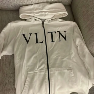 Vit hoodie med dragkedja från Valentino - Säljer en stilren vit hoodie från Valentino i storlek M, inga skador fint skick!