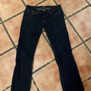 Mörkblå jeansbyxor från Killah - Low waist mörkblå jeans från Killah