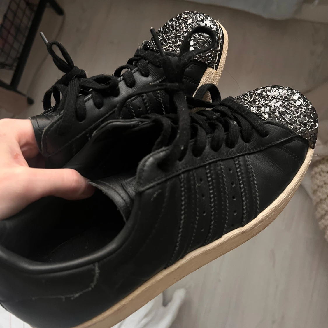 Svarta sneakers med glittrig tå från adidas - 1