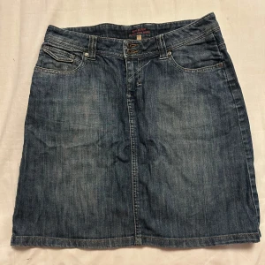 Jeanskjol med fickdetaljer - Jättesnygg jeanskjol med söta detaljer på fickorna som tyvärr inte passar mig längre. Finns inga defekter eller något sådant 