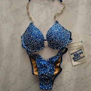 Tävlingsbikini/bikinifitness/ bodyfitness - Ska du snart upp på scen?  Säljer en tävlingsbikini som är använd vid 2 tävlingar. Skräddarsydd  Storlek 75-A, trosor storlek S, stretchigt matrial. Blingar väldigt på scen! 🩵🩵🩵  Med vaddering, som man kan välja att ha i eller inte. Min tävlingsvikt var 59 kg, 170cm lång.  Nypris 6000:-  VID INTRESSE PM   #träningskläder #träningstoppar #träningstop #gymoutfit #gyminspo #gyminspiration #gymkläder #gymkläderdam #gymkläderkvinna #märkeskläder #märkeskläderdam #tävlingsbikini #bikini #tävlingsdräkt