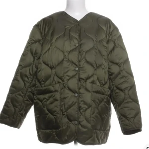 Quiltad jacka grön - Snygg jacka köpt på sellpy. Köpt för 550 kr. Använd en gång sedan jag köpte den där. Sellpy själva har beskrivit varan som ”mycket bra skick”. 