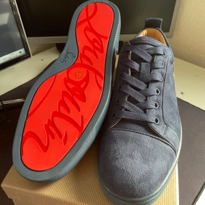 Mörkblå Loubs - Säljer dessa Mörkblåa loubs i stl 41. Tveka inte på att ställa frågor. Kan möjligen gå ner i pris vid snabb affär. Box och sånt ingår.