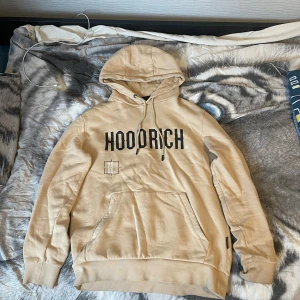 Beige Hoodrich Hoodie  - Hej! Säljer min Hoodrich hoodie. Hoodien är i en beige färg och är i gott skick. Hoodien har inga problem. Säljer den eftersom jag ej använder den någon mer. 
