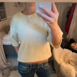 Beige stickad tröja - Såå mysig gul stickad tröja med trekvartsärm. Perfekt nu till vår och sommar! Storlek M men passar mig jättebra som vanligtvis bär S/Xs. Hör av dig vid frågor💛(lånade bilder från förra säljaren)