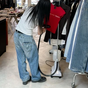 Levis Engineered Jeans Vintage - Säljer ett par ljusblå Levis Engineered jeans som är svåra att få tag på. Jeansen har en lös passform och är perfekta för en avslappnad stil. Säljer pga av att de inte passar 🪻köpta för 1200kr säljer för 900kr (bild 2&3 är på jeansen)