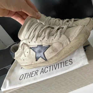 Golden Goose skor - Säljer ett par fräna golden goose i fint skick. skorna är perfekta nu till varmare väder, strlk 41 men sitter något större. Skorna är i 7,5/10 skick då de finns tecken på användning. (På bilden är skorna otvättade) kom priv för fler bilder eller funderingar!🔥