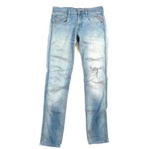 Replay Anbass Jeans - Replay Anbass Jeans | Ett par sjukt feta, trendiga & enormt eftertraktade jeans - passar allt! | Skick 9.5/10, EXTREMT bra! | Storlek W29/L32, modellen är 170 cm & väger cirka 63 kg | Priset är alltid diskuterbart vid snabb affär! | Nypris 4000kr | Hör mer än gärna av dig vid minsta möjliga fråga eller fundering så svarar vi med glädje! | GardeGrisch - Registrerat företag 🙌🏻